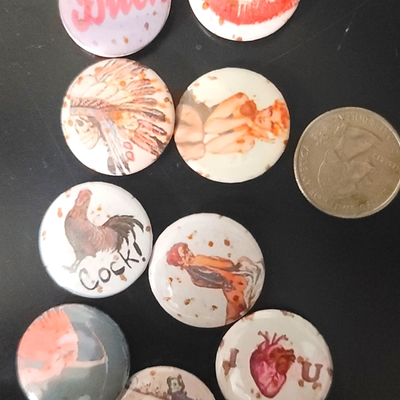 Bottons/pins - Picture 1 of 2